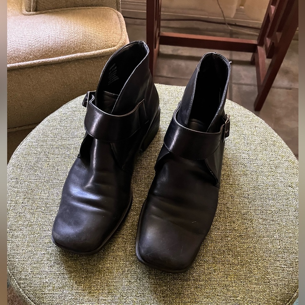 Naturalizer Black Leather Upper Shoes. Tiny scuff on toes. Soles slightly worn.